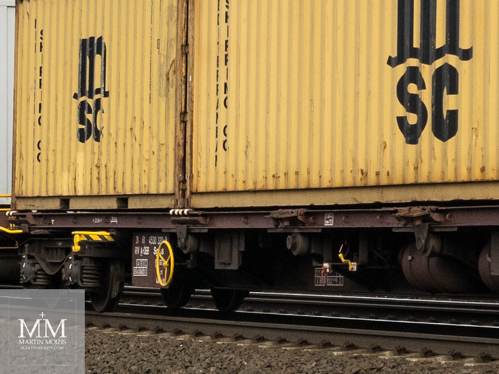 Kontejnery msc na železničních vagonech zblízka. Fotografie vytvořena objektivem Olympus 12 - 40 mm 2.8 Pro.